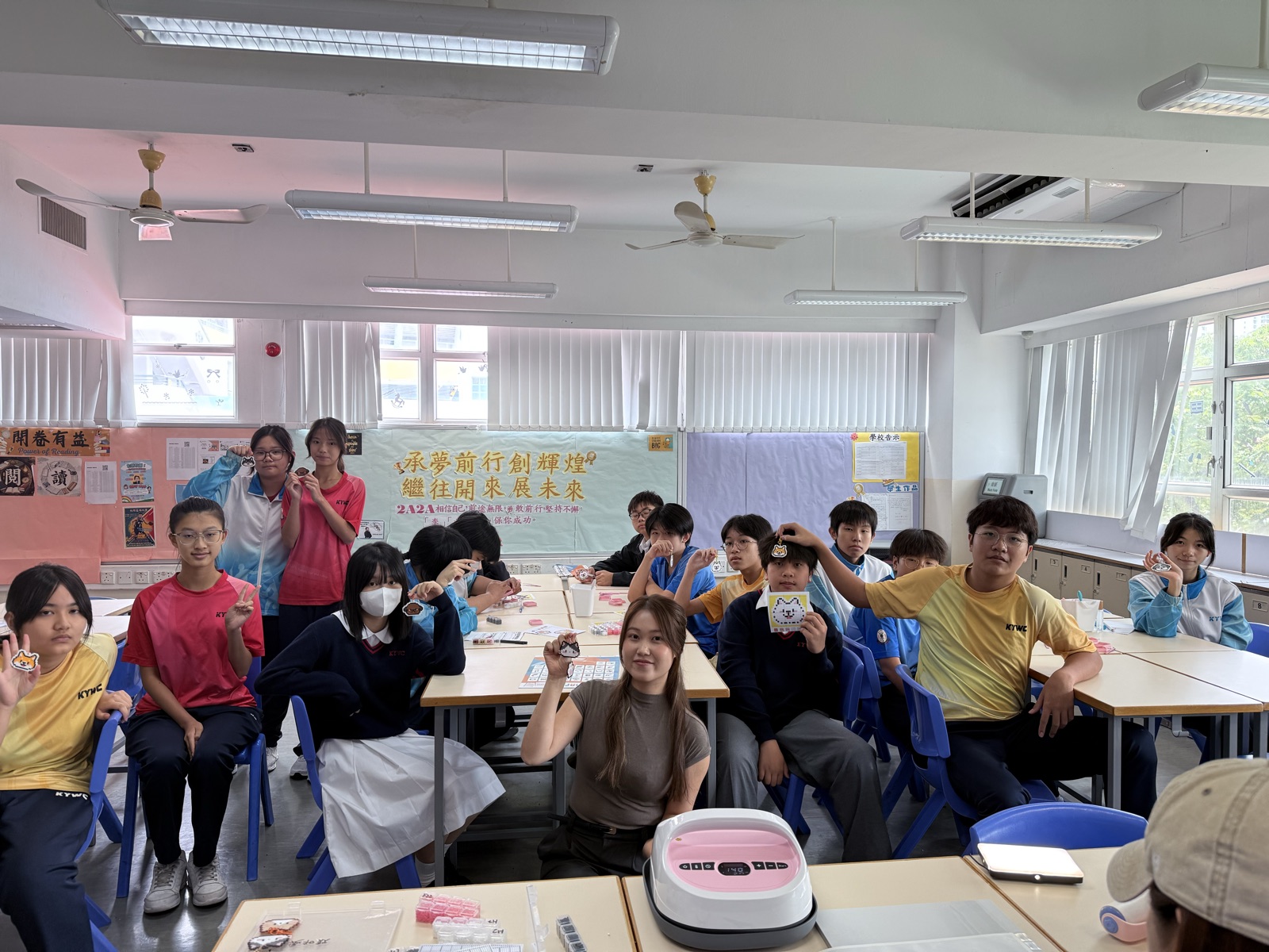 學校拼豆活動完成後，師生展示作品大合照