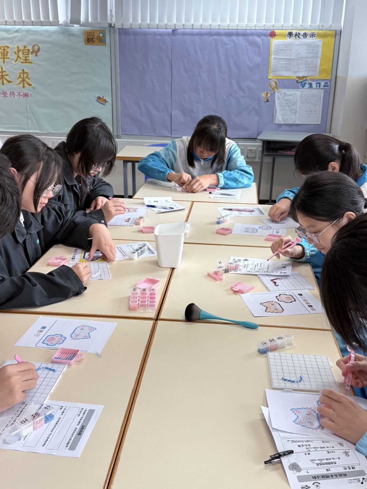 學生跟住專屬圖紙專心製作拼豆作品