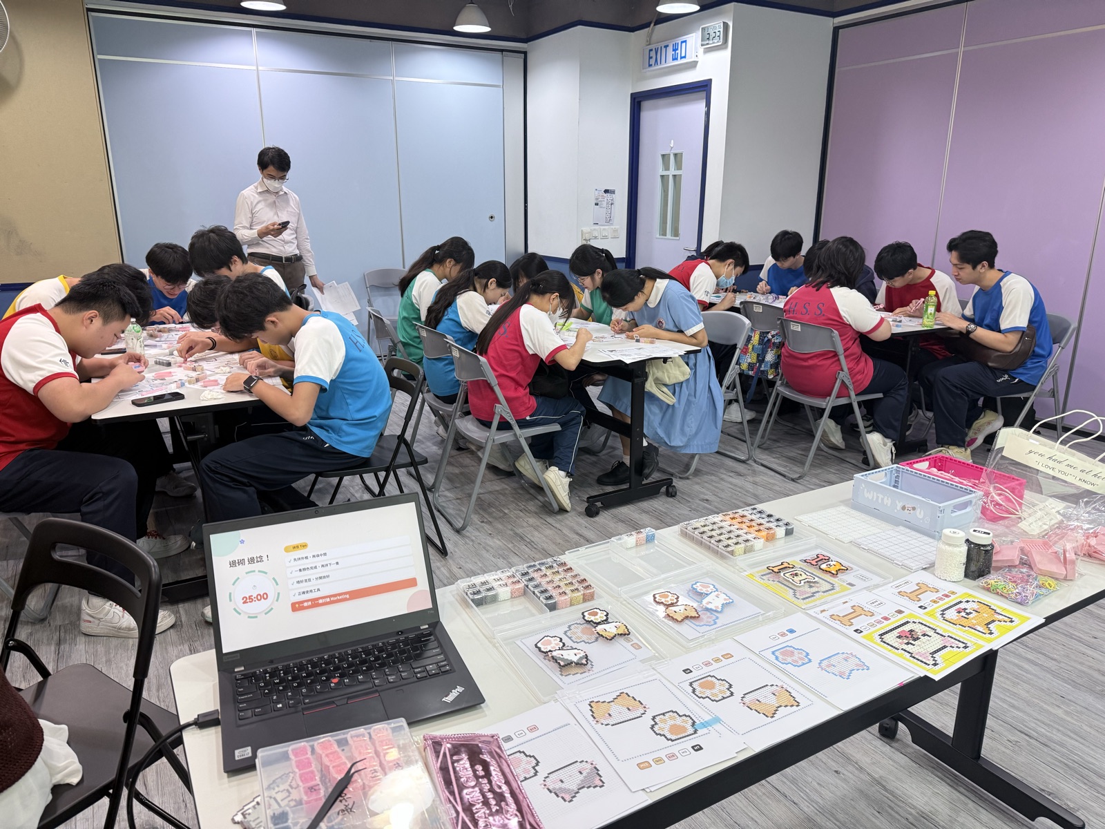 學校團體拼豆工作坊，參加者一齊製作作品